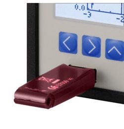 Attraverso il porto USB può archiviare tutti i valori di misura del registratore analogico nel pendrive USB
