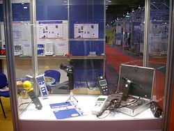 Equipaggiamento di pesata e misuratore in una vetrina nella fiera LABORALIA in Spagna.