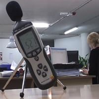 Strumenti di misura per suono in uso in un ufficio